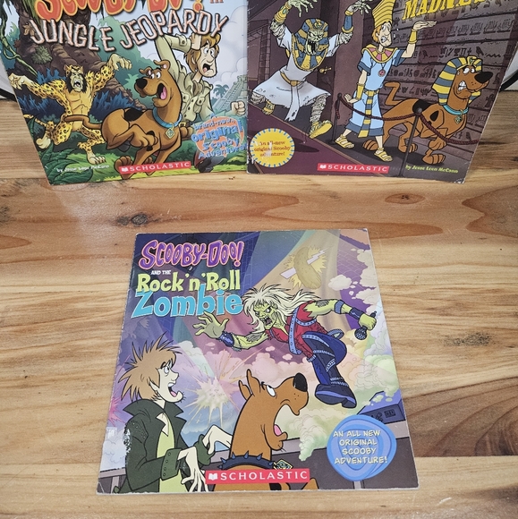 Scooby Doo Paperback Storybooks, Stencil Set & Plush Bundle - Picture 9 of 11